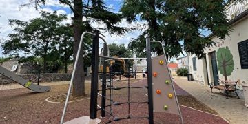 Novo dječje igralište uz školu u Kožinu: Sigurna i uređena zona za igru najmlađih