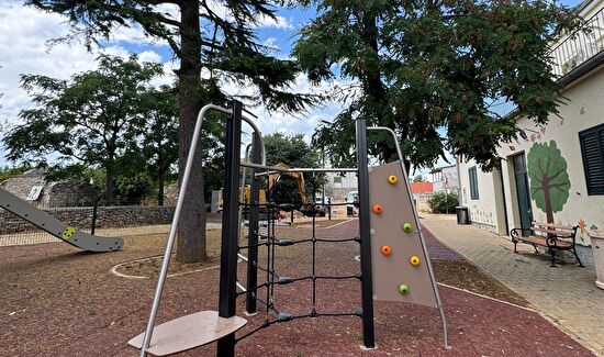 Novo dječje igralište uz školu u Kožinu: Sigurna i uređena zona za igru najmlađih