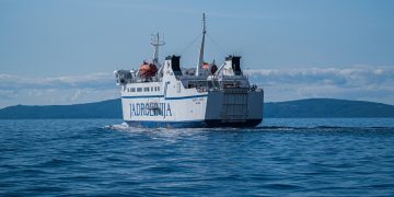 Jadrolinijin trajekt Bartol Kašić udario u rivu na Silbi, putnici preusmjereni drugim brodom