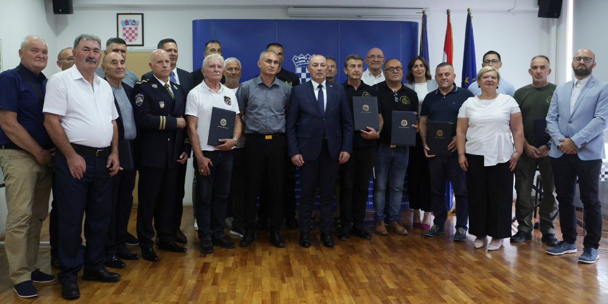Odana počast herojima: Ministar postrojbama zaslužnima za oslobađanje i obranu Kusonja uručio zahvalnice