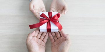 Od simbolične geste do ozbiljnog troška: Što se danas kupuje učiteljima i profesorima?