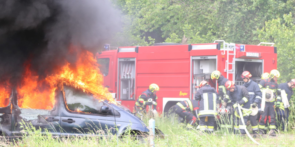 Dramatični prizori kod igrališta: Gorio automobil, spašavali ljude iz dima