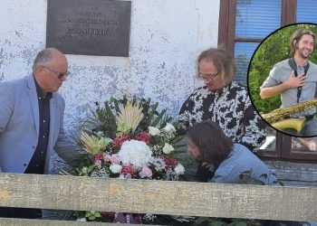 [FOTO/VIDEO]Slikarov unuk zasvirao saksofon na djedovom imendanu u rodnom selu