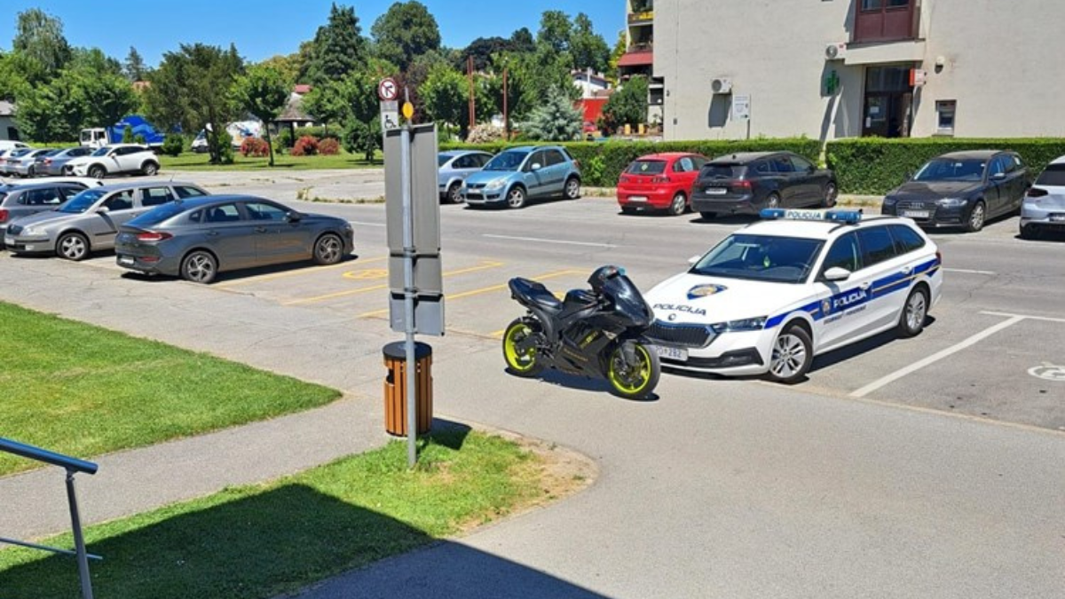 Mladi vozač iznenadio policiju: Nakon niza prekršaja nepropisno parkirao ispred njihove postaje