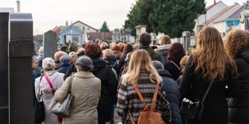 Pater svojom objavom zapalio internet: “Dok vi na groblju pričate o ajvaru, netko se zauvijek oprašta od oca”