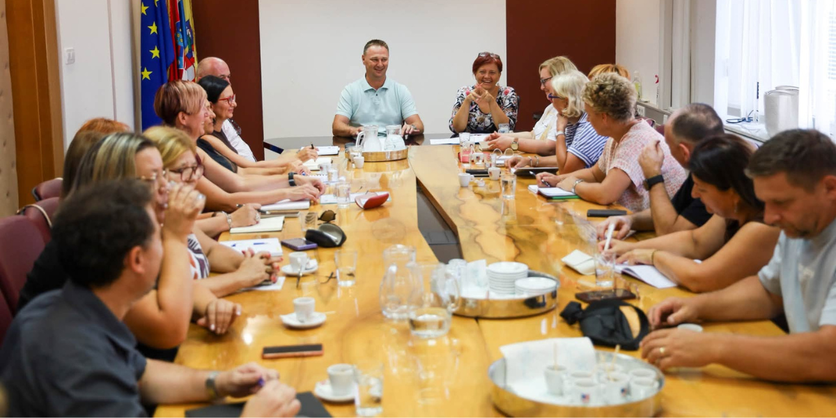 Župan okupio ravnatelje škola, imali su razloga za zadovoljne osmijehe