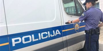 Upucao muflona, a onda slučajno i kolegu policajca, helikopterom prebačen u KBC