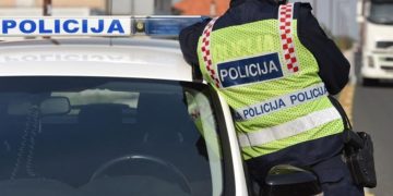 Pijani policajat sletio u putni jarak, vozilu istekla prometna dozvola