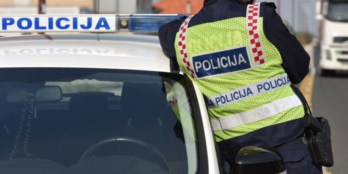 Pijani policajat sletio u putni jarak, vozilu istekla prometna dozvola