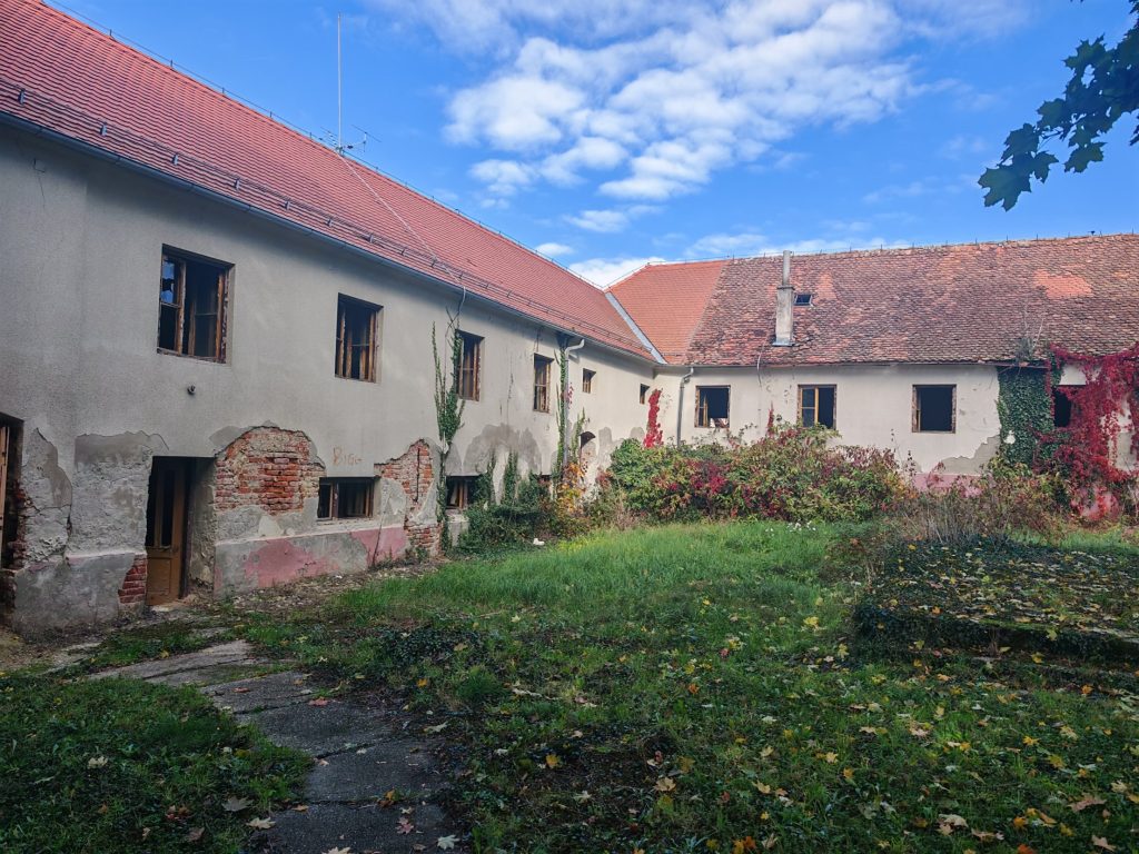 Dvorište zgrade u Frajtićevoj ulici u Bjelovaru