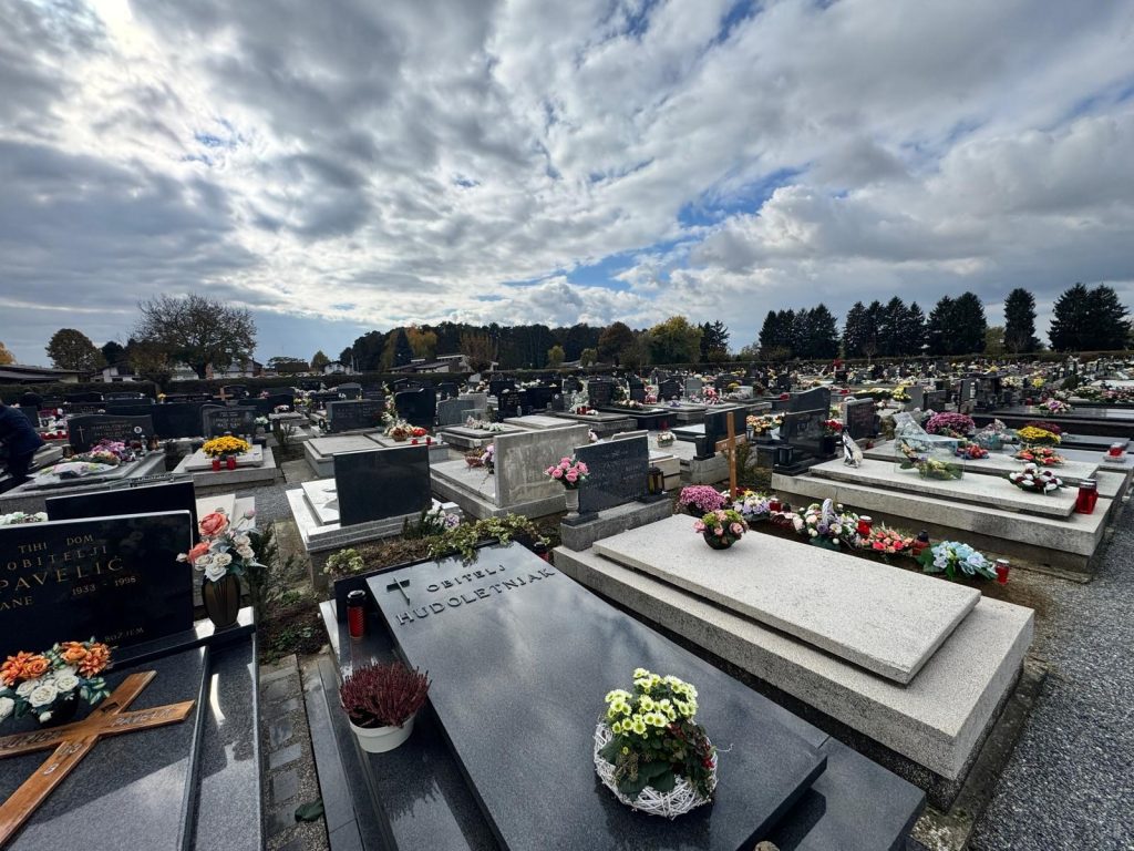 Gradsko groblje Borik u Bjelovaru uoči Svih svetih (Foto: Daša Horvat)