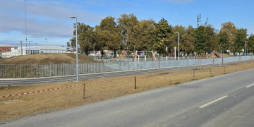 Novi park dobio drvene ‘čuvarе’: Odzvonilo parkiranju na zelenoj površini?