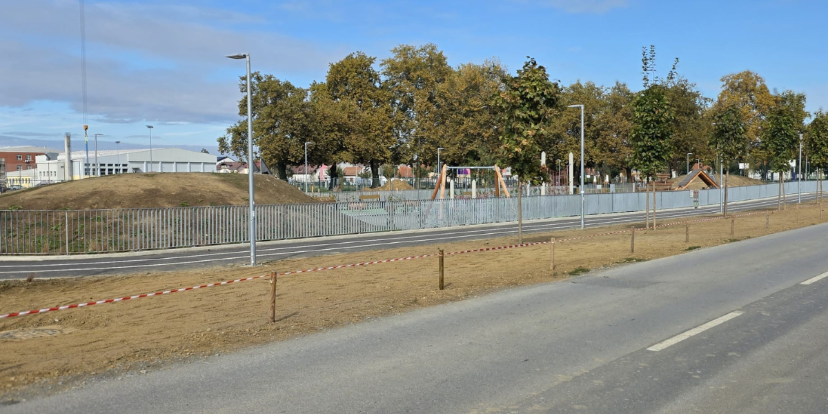 Novi park dobio drvene 'čuvarе': Odzvonilo parkiranju na zelenoj površini?