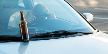 Mrtav pijan na Božić udario u parkirani auto, stradala i japanska trešnja