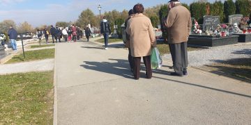S 1,56 promila išao na grob tasta i zaspao za volanom. Stradala je rampa i još puno toga