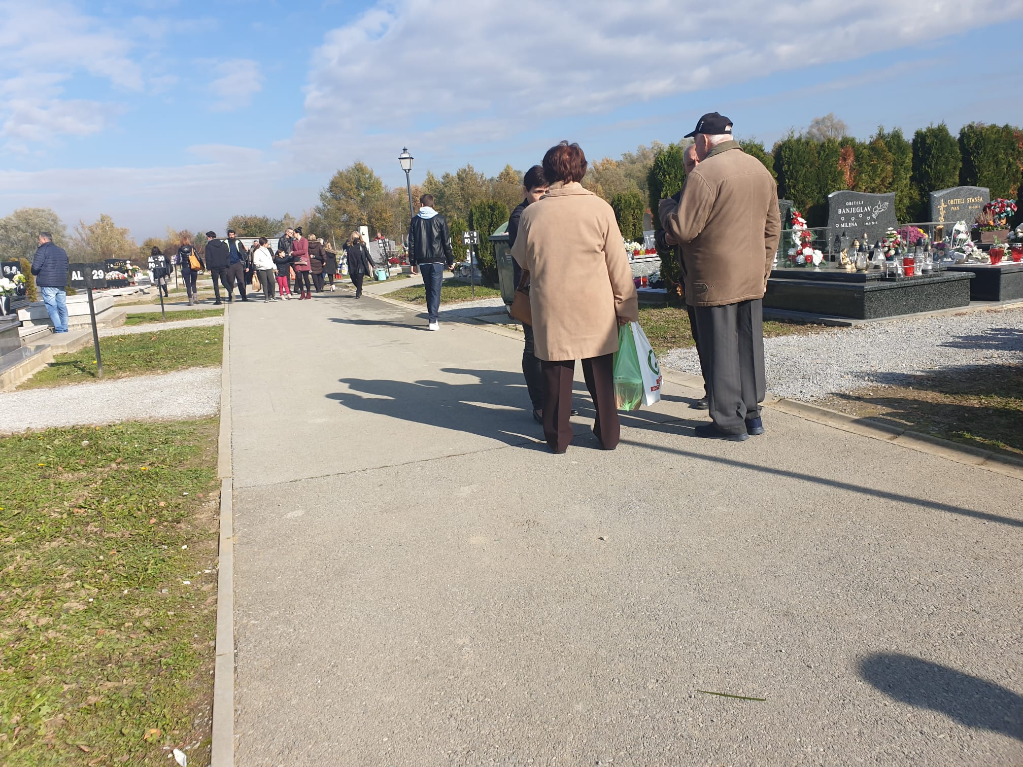 S 1,56 promila išao na grob tasta i zaspao za volanom. Stradala je rampa i još puno toga