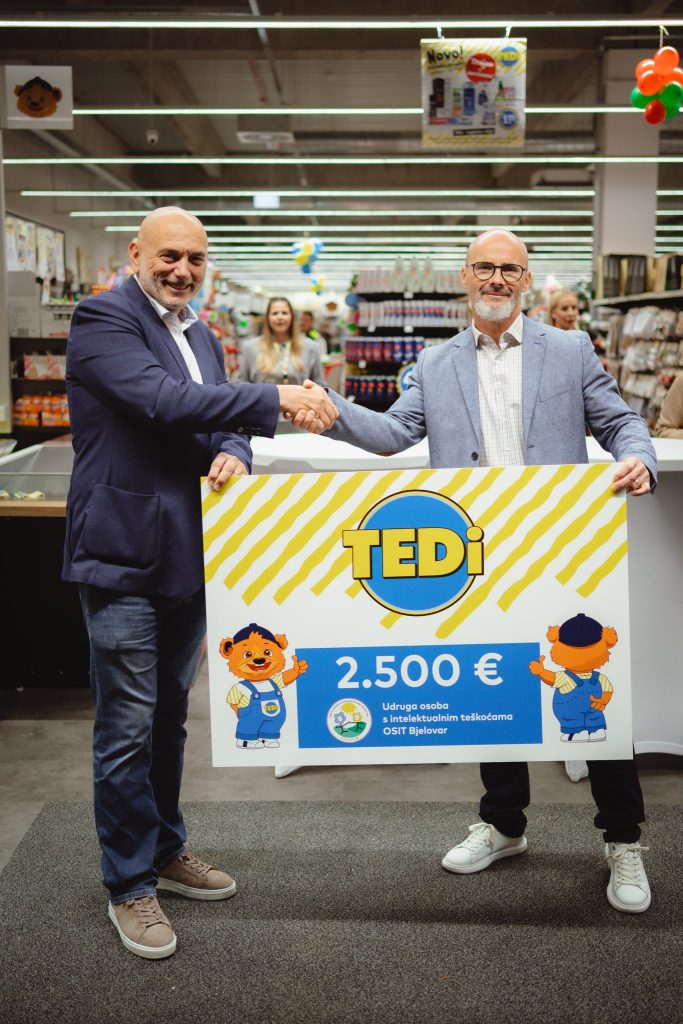 Ante Rimac uručuje donaciju od 2.500 eura udruzi OSIT Bjelovar