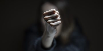 Usred bijela dana pretukao muškarca letvom ispred trgovine pa se izvukao bez suđenja
