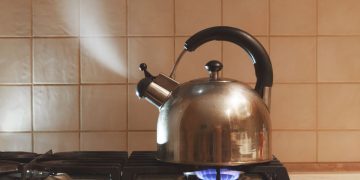 Vodu za čaj grije nekoliko puta dnevno. Malo tko zna da je i to stavka na računu